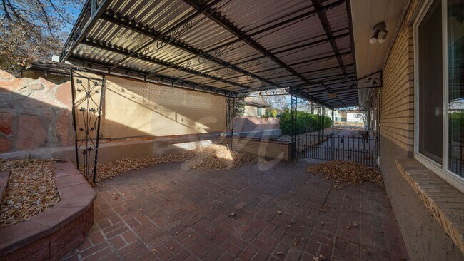 Building Photo - Make This Spacious 2-Bedroom Duplex Your N...