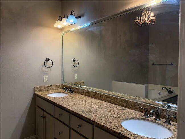 Foto del edificio - 2509 S Everest Ave