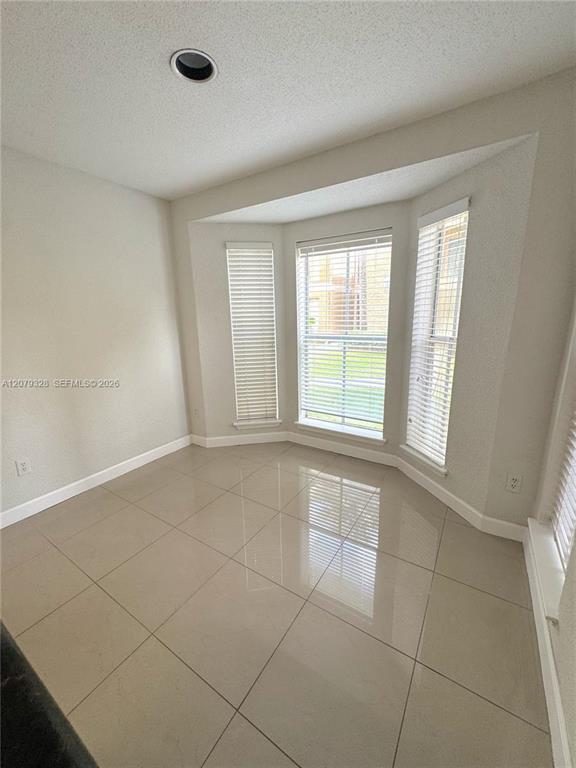 Foto del edificio - 777 Riverside Dr