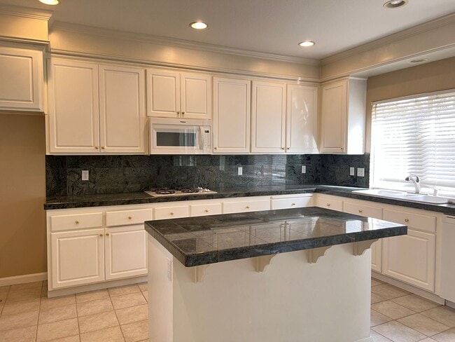 Building Photo - Beautiful 5 Bedroom Home in Granite Bay