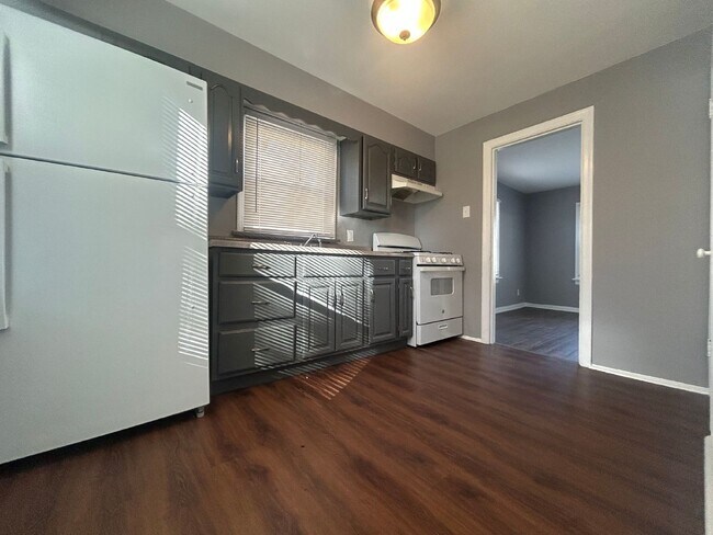 Foto del edificio - Charming 3-Bedroom Gem on Graf Ave – Cozy ...