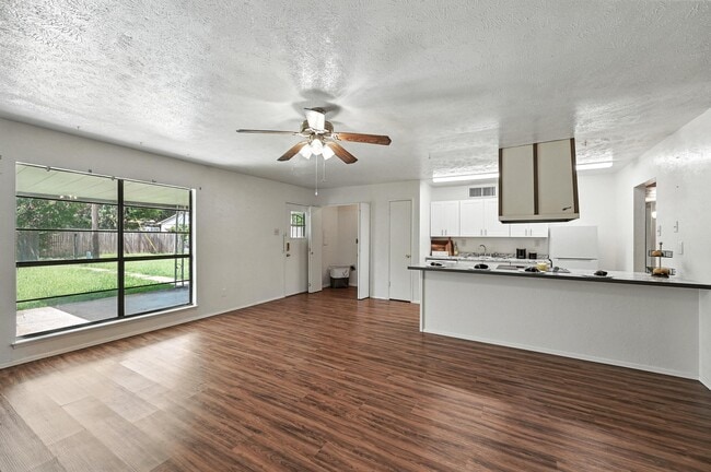 Building Photo - 7101 Christie Ln