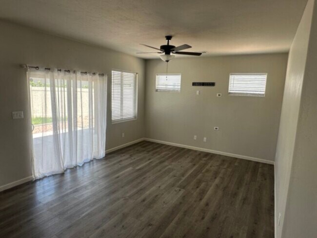 Foto del edificio - CUTE 3 BED, 2 BATH HOUSE Spacious inside a...