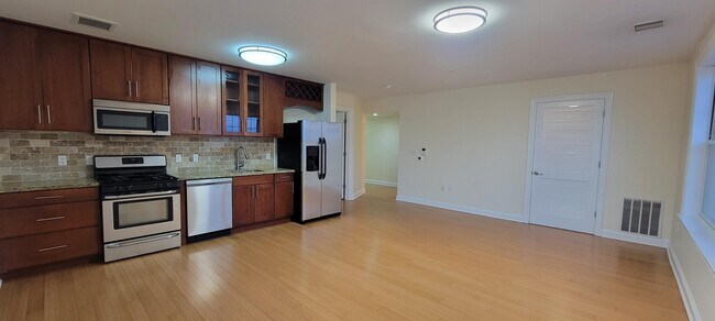 Building Photo - 539 38th St