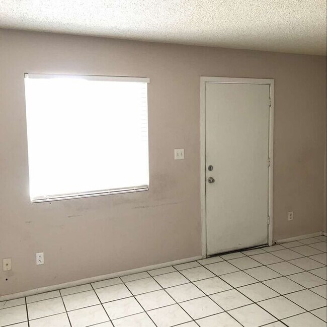 Foto del edificio - 9830 N 10th Ave
