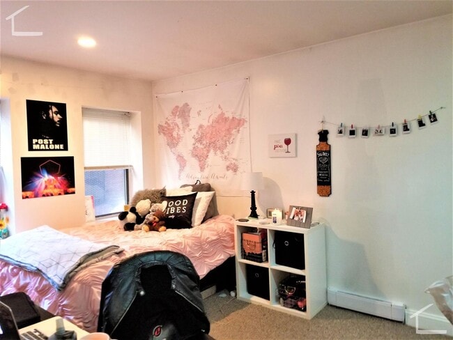 Building Photo - Spacious 4 Bedroom Unit Right Next to Nort...