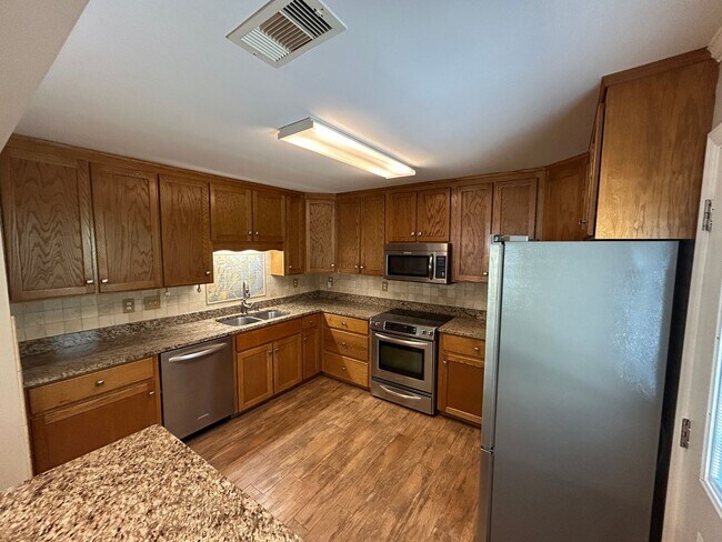 Building Photo - Charming 2 Bedroom/2.5 Bathroom home in Sandfly
