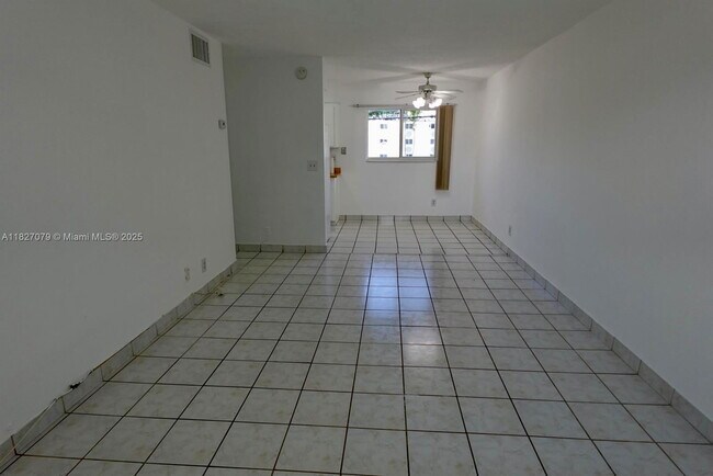 Foto del edificio - 250 NE 40th St