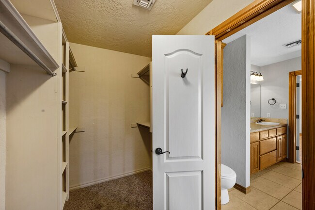 Foto del edificio - 1202 Hershel Dr