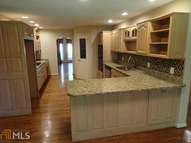 Building Photo - 379 White Oak Dr