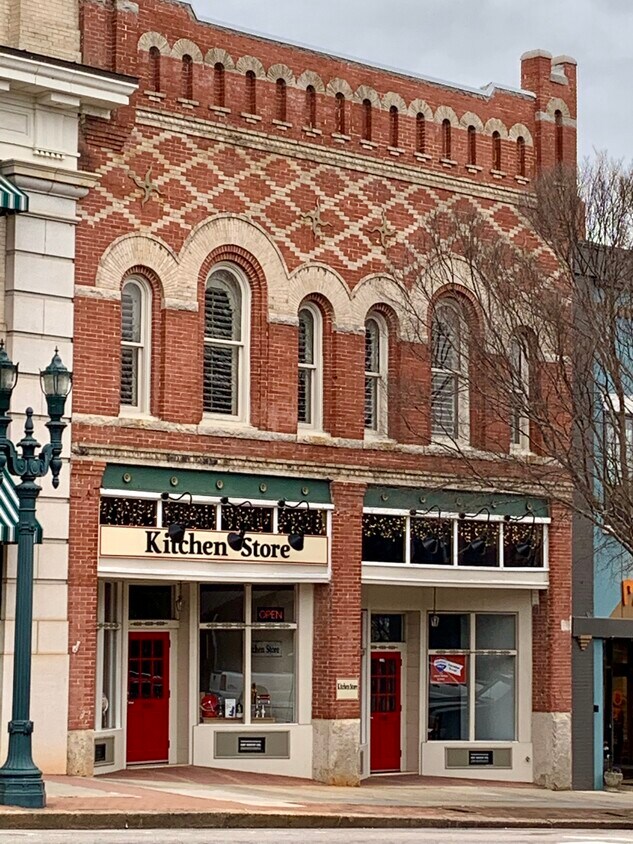 Primary Photo - 106 Main N St