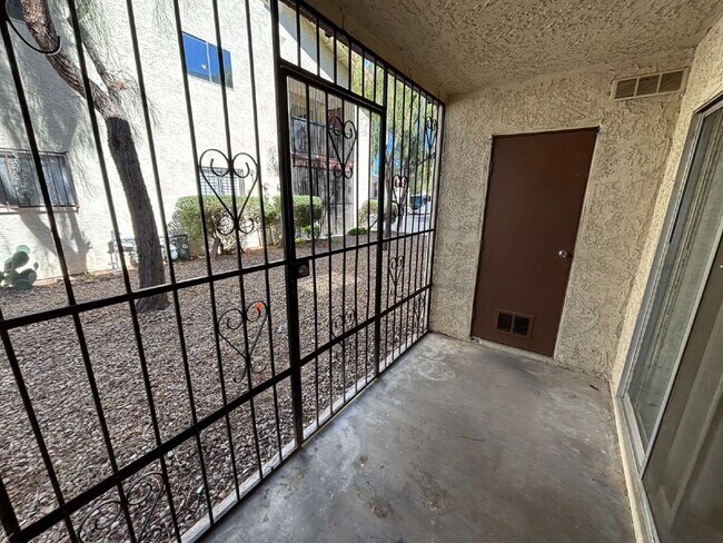 Building Photo - First Floor 2-bed, 2-bath, no carpet here!
