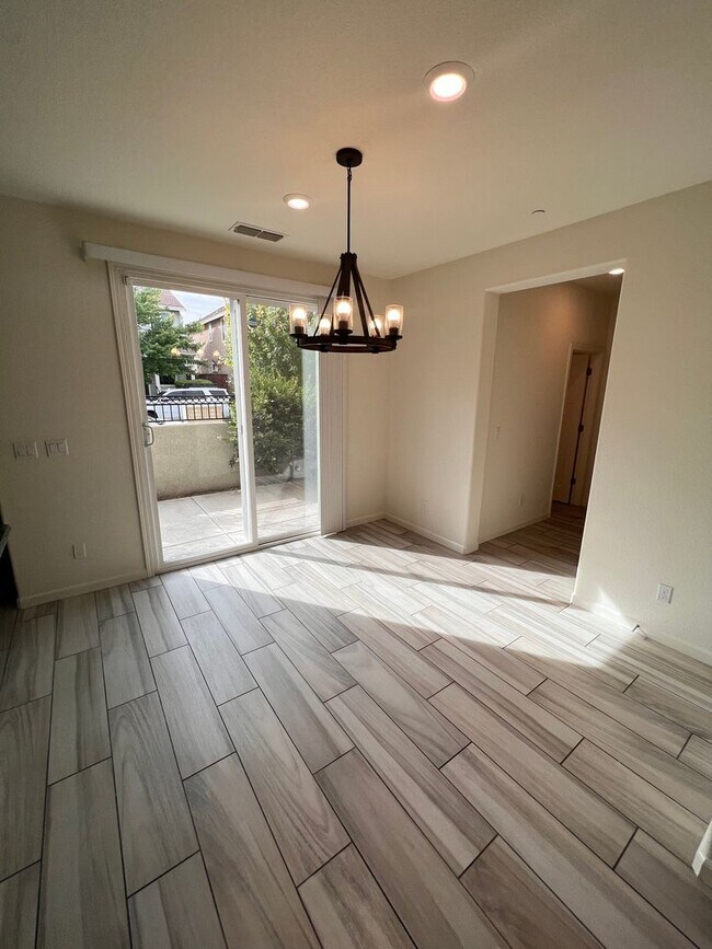 Foto del edificio - Spacious 4 Bedroom, 3 Bath Home with Bonus Room, 2 Car Garage in Westpark Village!