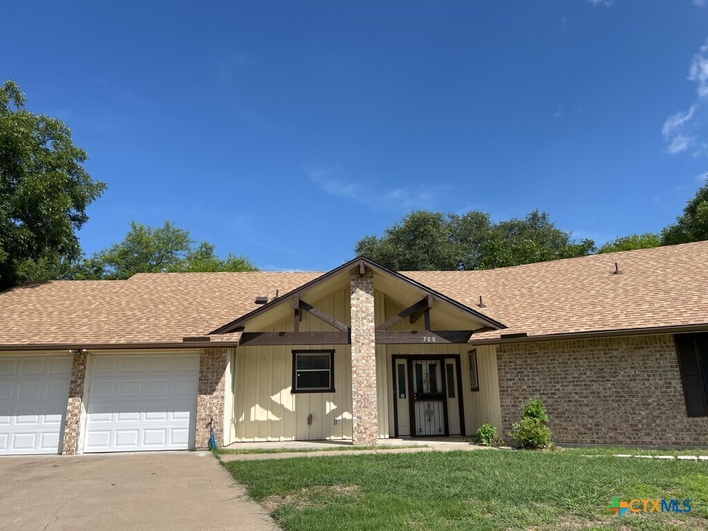 Foto principal - 700 Cedar Oaks Ln
