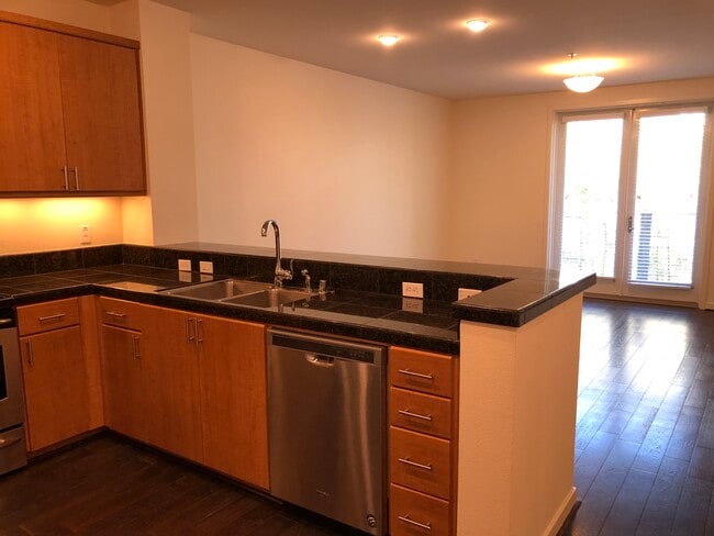 Open layout leads to balcony - 3090 Glascock St