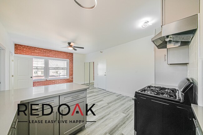 Foto del edificio - Gorgeous Studio with Stunning Hardwood Sty...