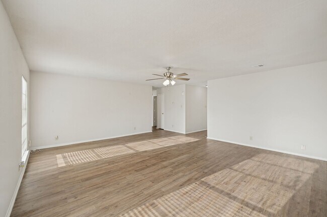 Foto del edificio - 1014 Cloverbrook St