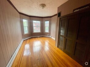 Building Photo - 136 Saratoga St
