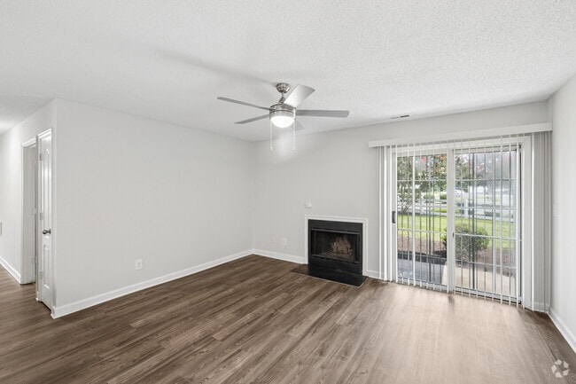 Laurel con chimenea - 2 habitaciones, 2 baños - 922 pies cuadrados - Sala de estar - The Oaks of Dunlop Farms