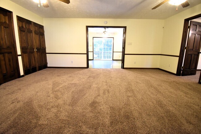 Foto del edificio - 3 Bedroom 2 Bathroom Home- Dogs Considered