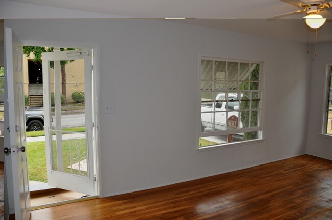 Building Photo - 520 Naranja Dr
