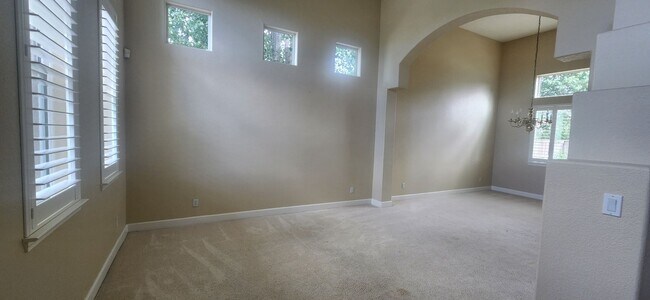 Foto del edificio - 5 Bedroom Home Behind the Gate of Wisteria Place