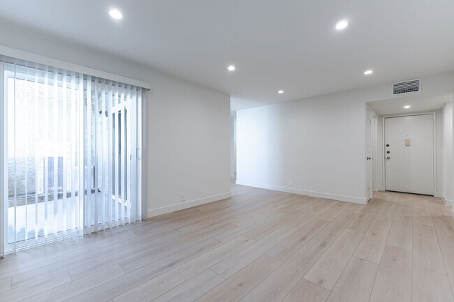 Foto del edificio - ? Spacious 2 Bed, 2 Bath in Prime Glendale...