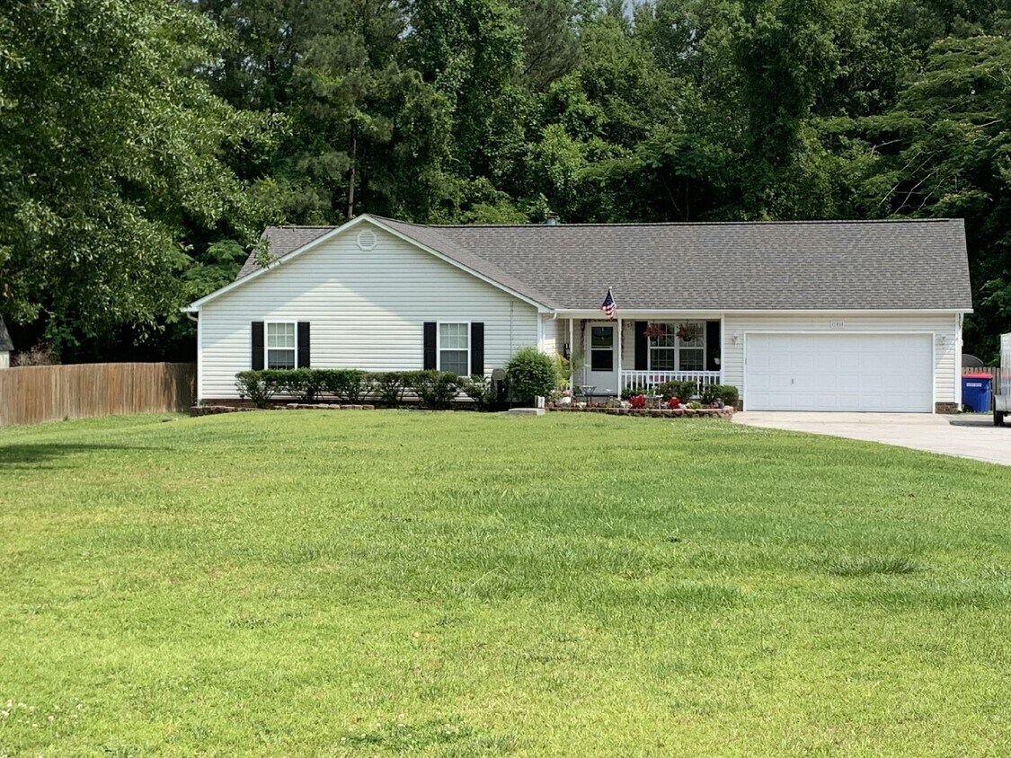 Primary Photo - Charming 3-Bed, 2-Bath Home-106 Skipping S...