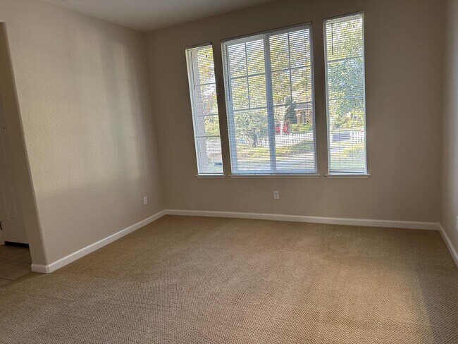 Building Photo - 167 Patio Ln