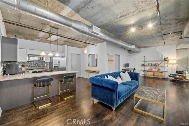 Building Photo - 645 W 9th St