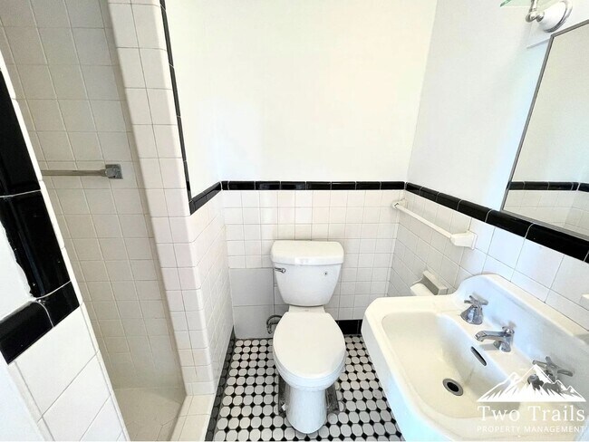Foto del edificio - CHARMING DOWNTOWN CONDO - WALK EVERYWHERE!