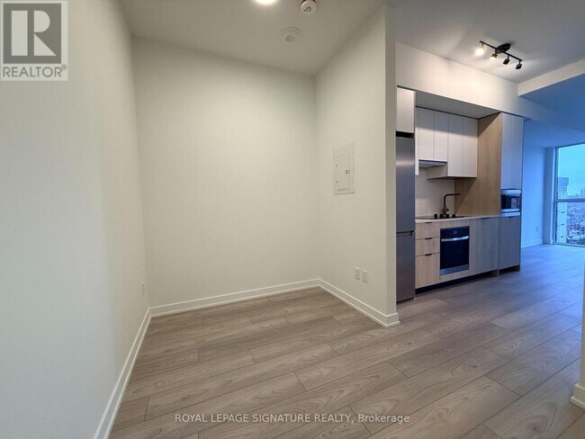 Building Photo - 1007 The Queensway