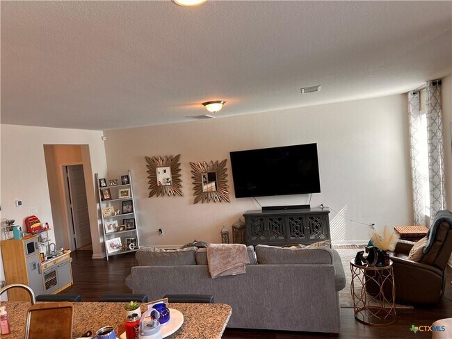 Foto del edificio - 533 Summersweet Rd