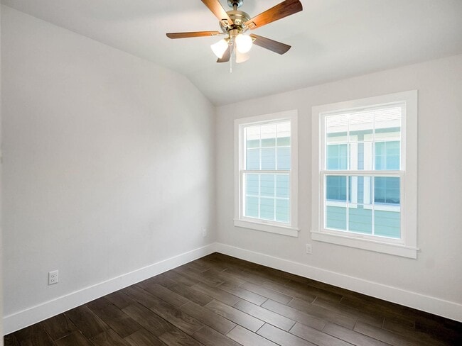 Foto del edificio - 5901 Woodview Dr