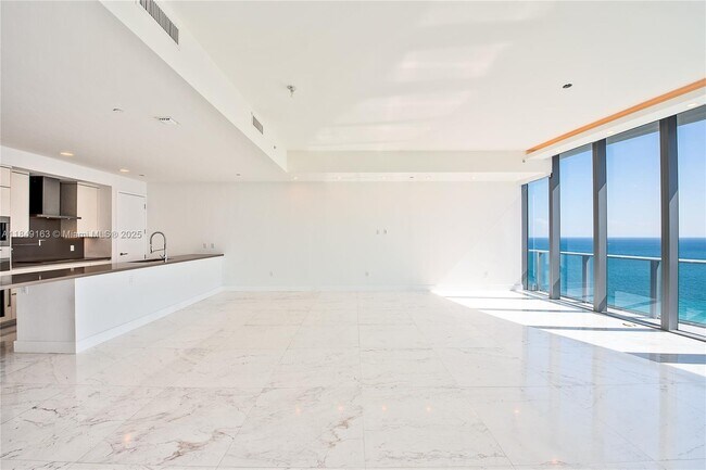 Building Photo - 17475 Collins Ave