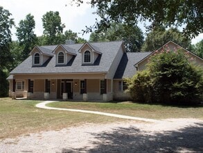 Building Photo - 427 Trace Way Dr