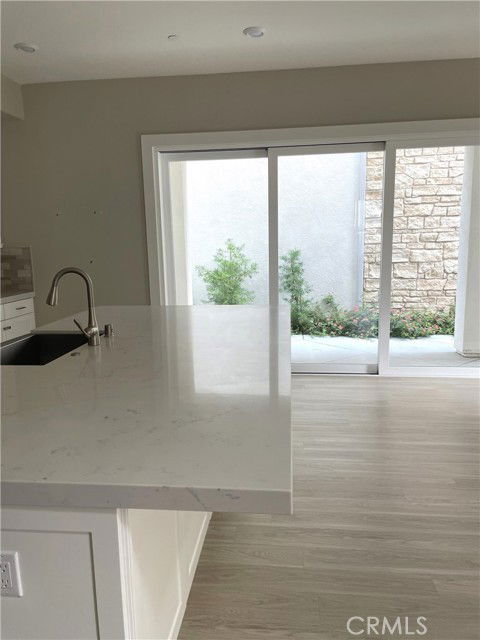 Building Photo - 116 Scale