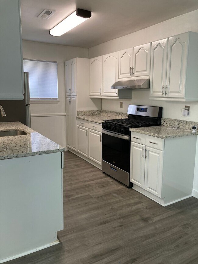 Foto del edificio - Renovated & Spacious 2 Bedroom Condo in Ed...