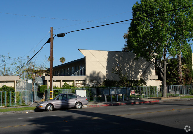 Building Photo - 722 S Raitt St