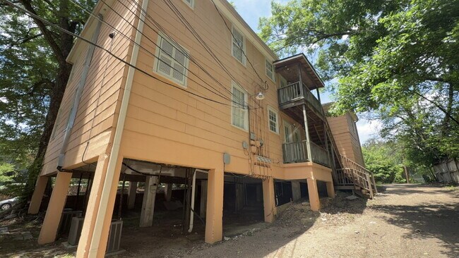 Foto del edificio - 2/1 apartment in Belhaven. Sleek gray walls with beautiful hardwoods, tile kitchen floors, W/D an...