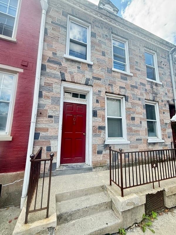 Building Photo - 404 W Orange St