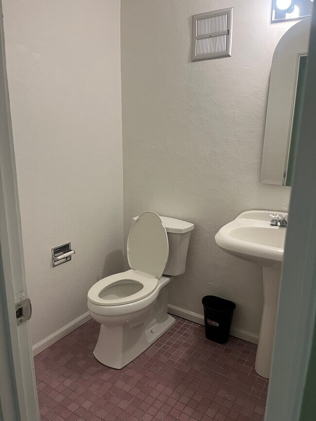 medio baño - 6424 E Bates Ave
