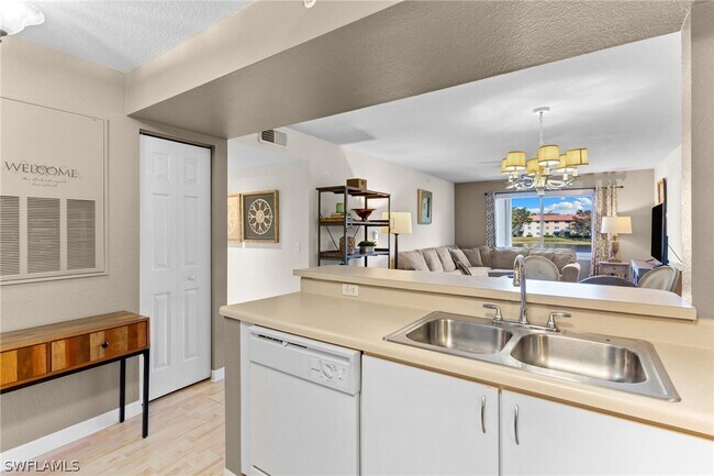 Foto del edificio - 8274 Key Royal Cir