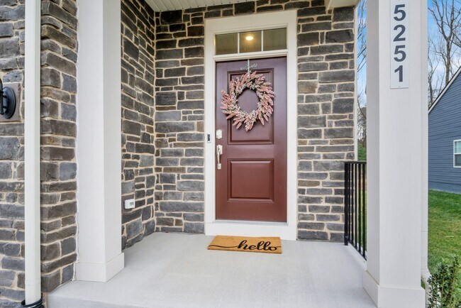 Foto del edificio - Spacious 3 Bedroom 3.5 Bath Townhome with Finished Basement & First-Floor Suite Near I-64