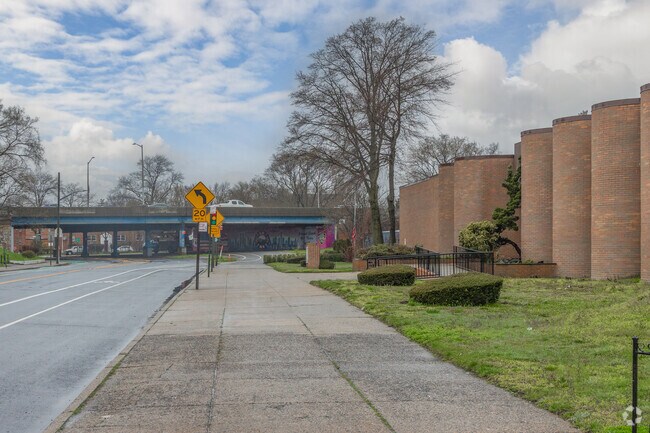Foto del edificio - 94-20 Albert Rd