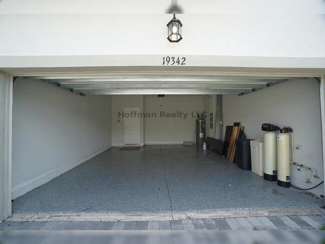 Building Photo - Modern 3BR/2.5BA Townhome with 2-Car Garag...