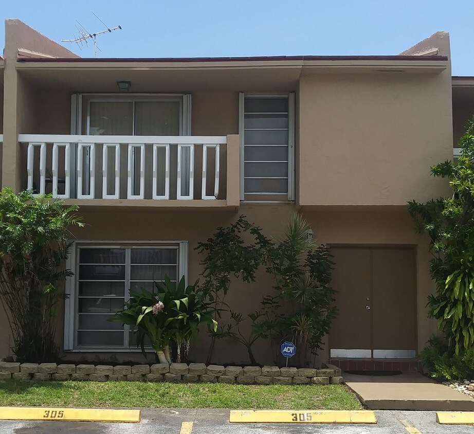 9430 SW 170th St, Palmetto Bay, FL 33157 Townhome Rentals in Palmetto