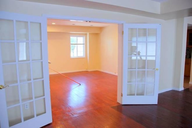 Building Photo - 5 bedroom in Queens NY 11375