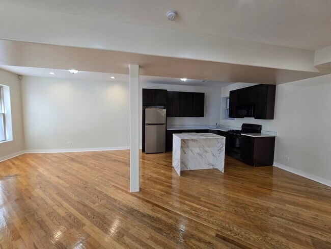 Building Photo - 5324 S King Dr