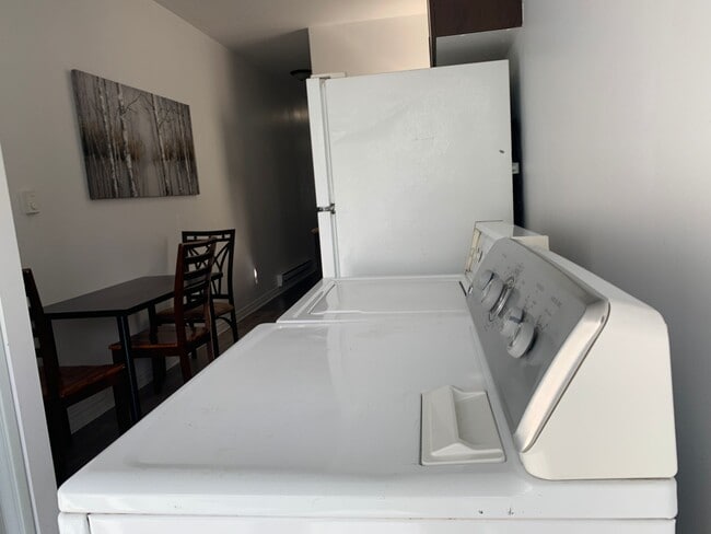 Building Photo - 5150 Av Papineau